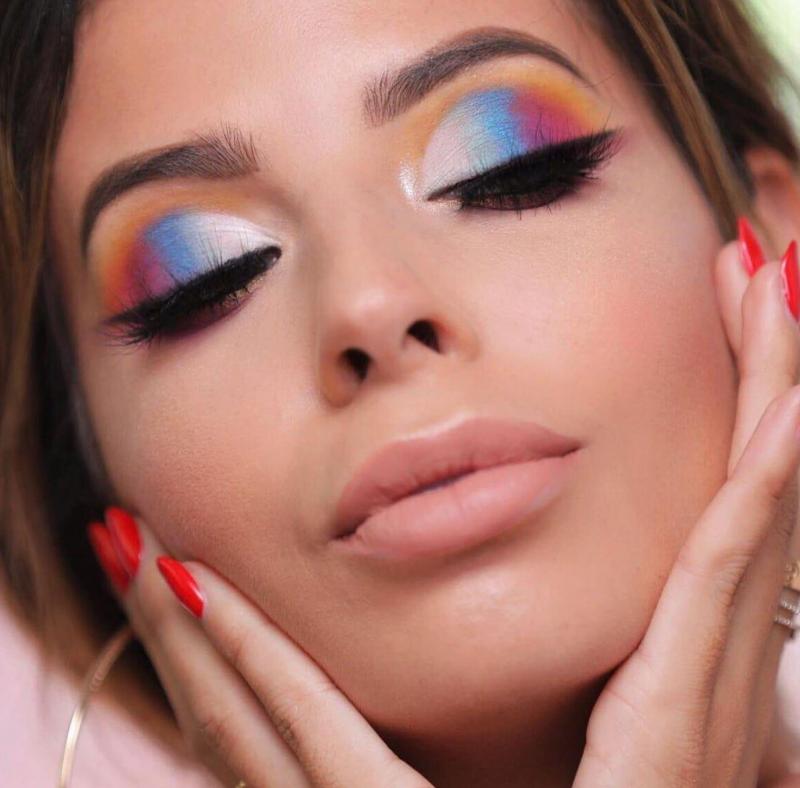 Красивый яркий макияж