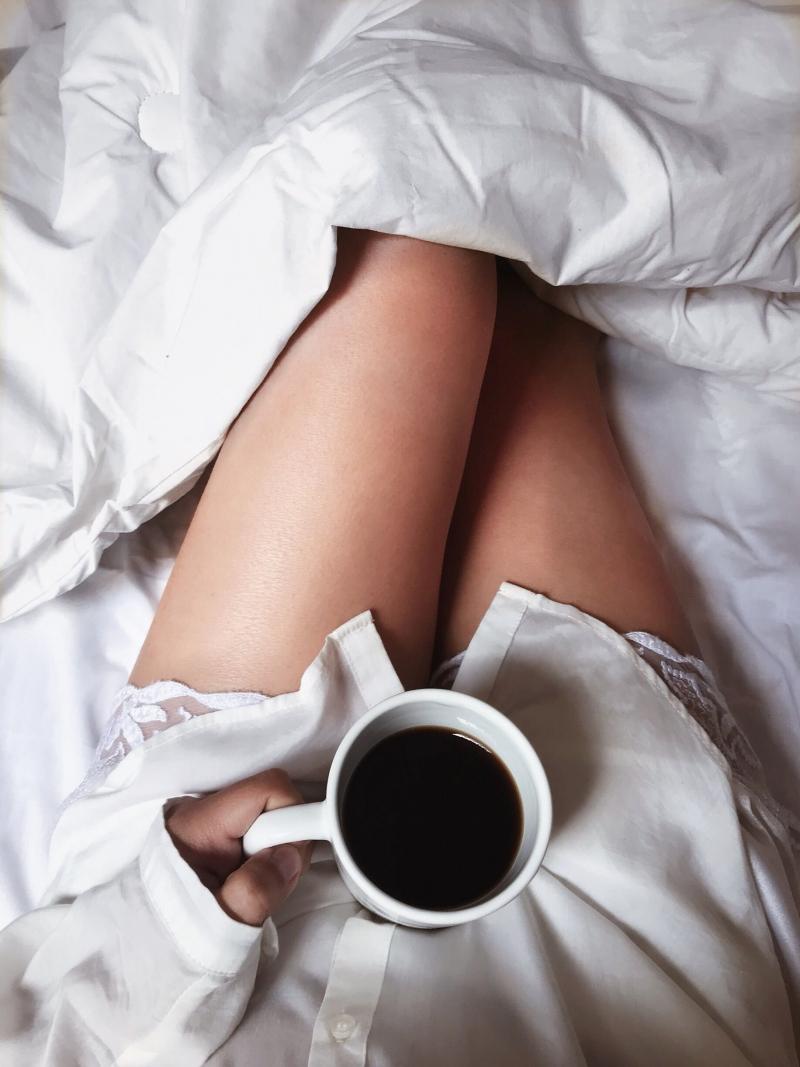 Кружка кофе в руках девушки