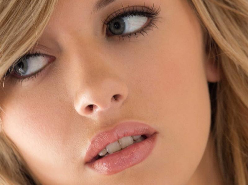 Курносый нос у девушки