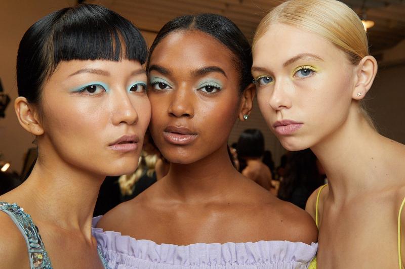 Лица девушек разных национальностей