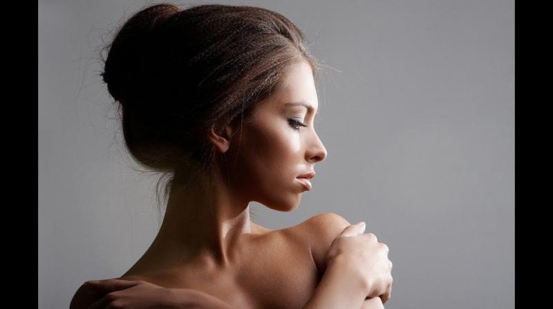 Лицо девушки в профиль