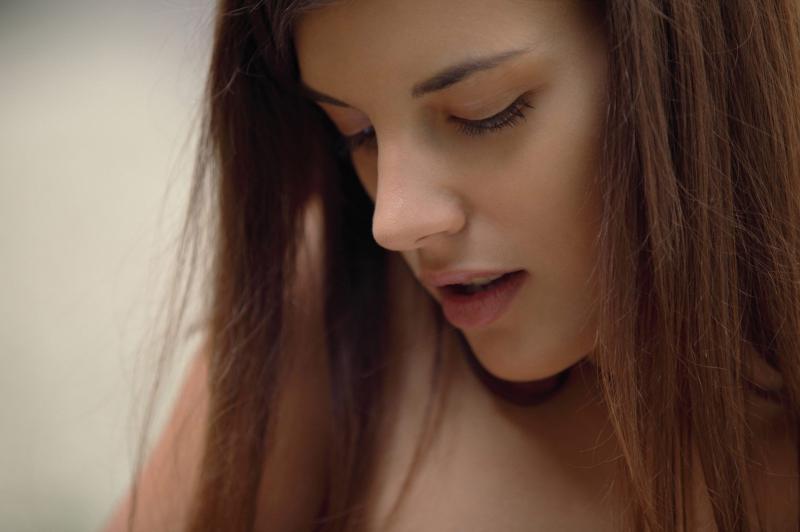 Лицо девушки в профиль