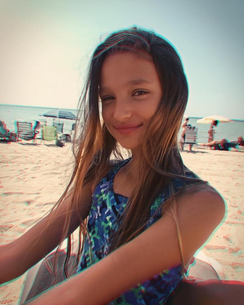 Лиза Анохина в купальнике