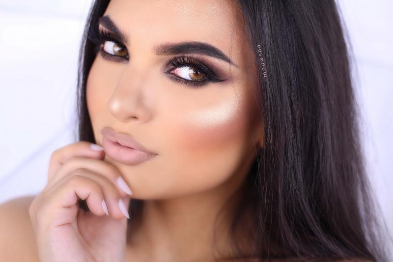 Макияж для голубоглазых брюнеток