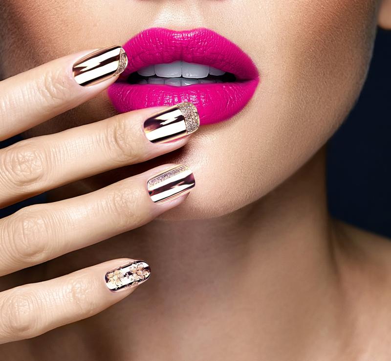 Маникюр с девушкой на ногтях