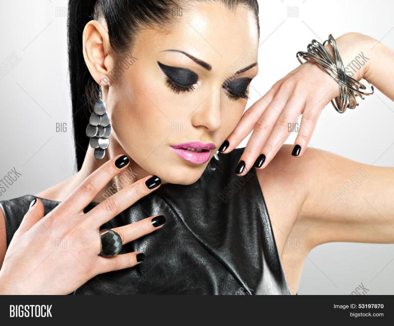 Маникюр с лицом девушки на ногтях