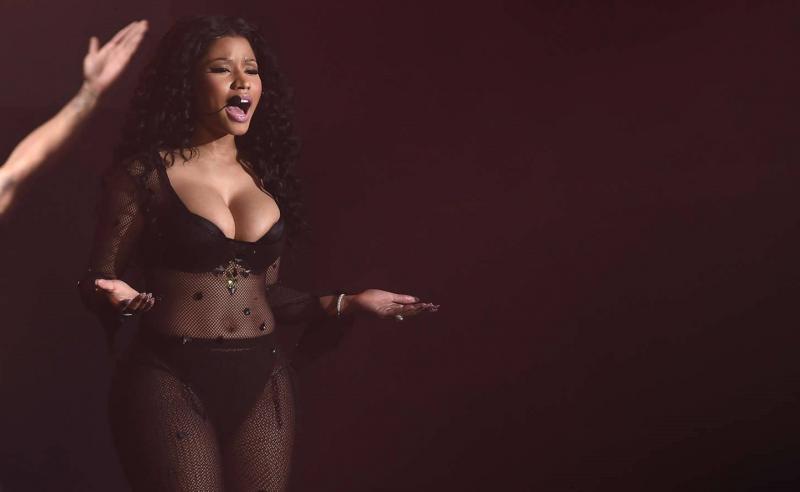 Ники Минаж грудь