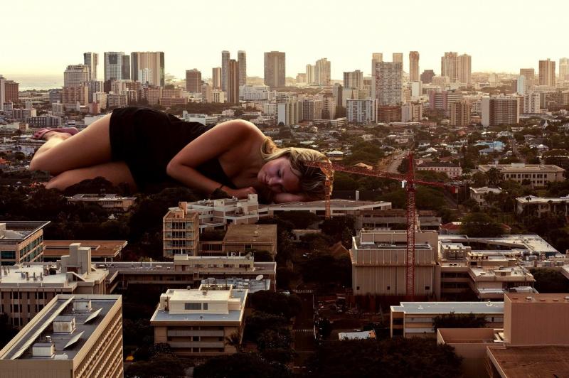 Ноги девушки на краю крыши