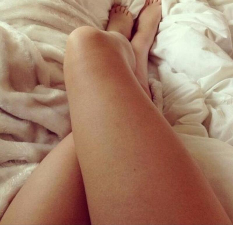 Ноги девушки в кровати без лица