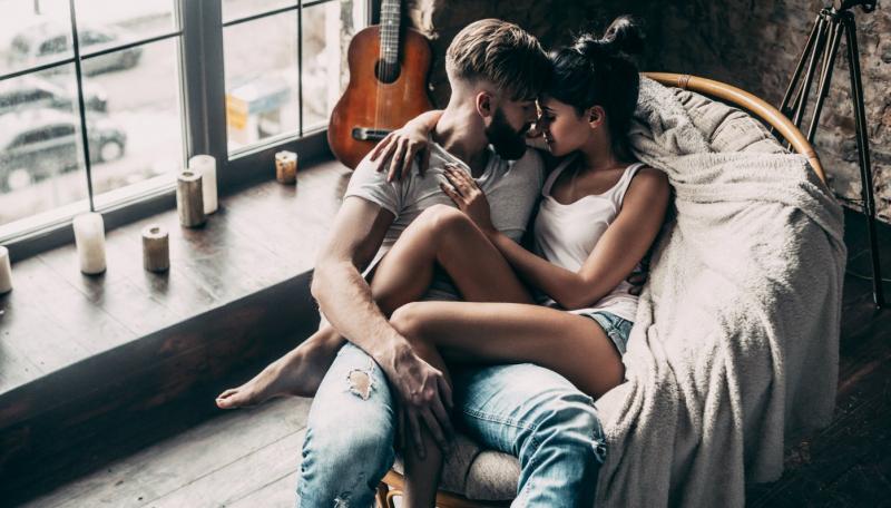 Отношения парня и девушки на романтических картинках