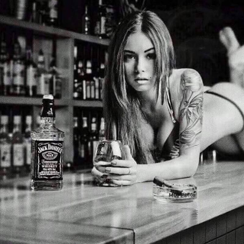 Пьющие девушки с рюмкой в руке ( 32 фото )