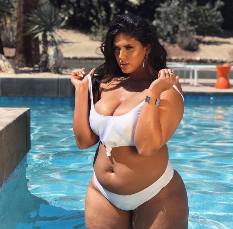 Пышки в купальниках красивые