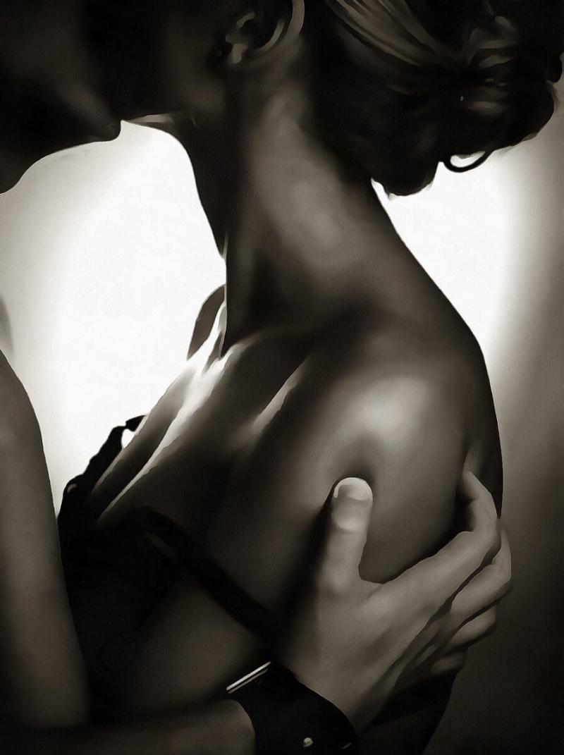 Мужские руки на голом теле у девушки ( 69 фото )