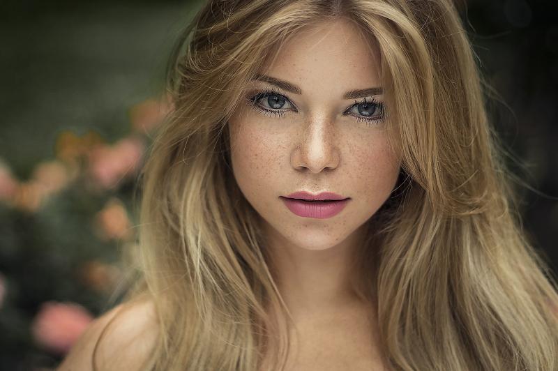 Русоволосые девушки с голубыми глазами