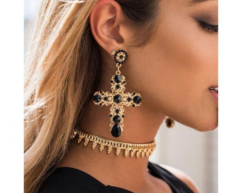 Серьги на девушке - 29 фото