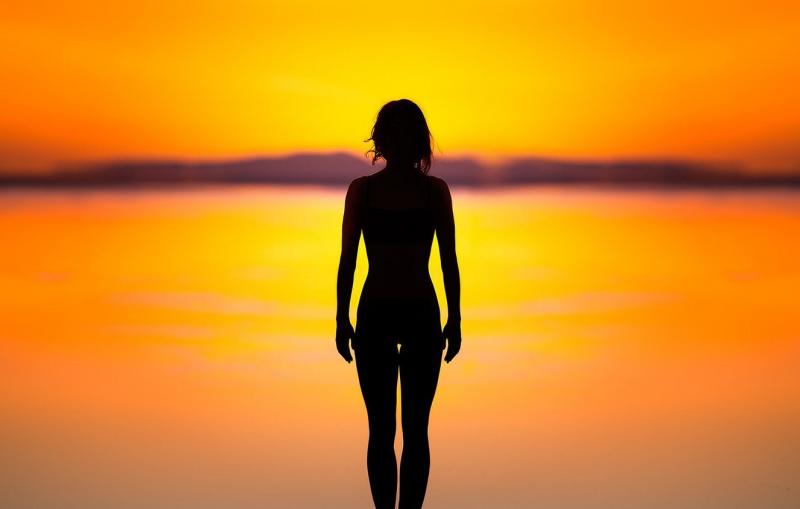 Силуэт девушки на закате