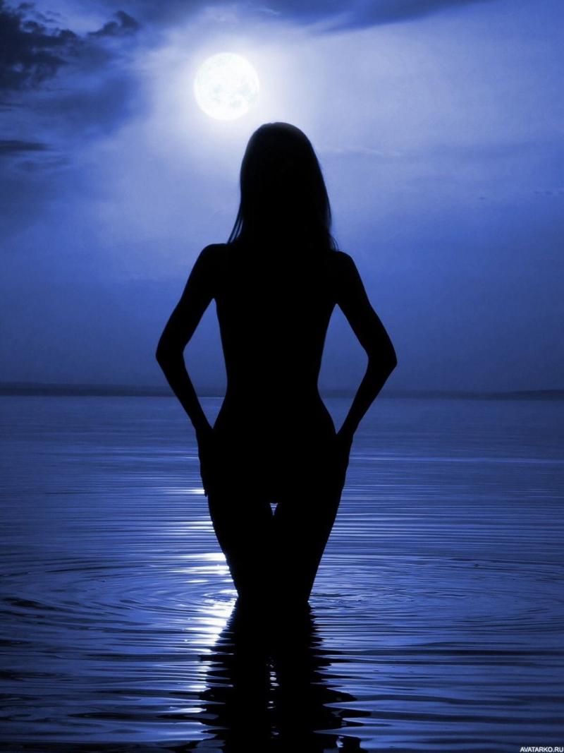 Силуэт девушки ночью