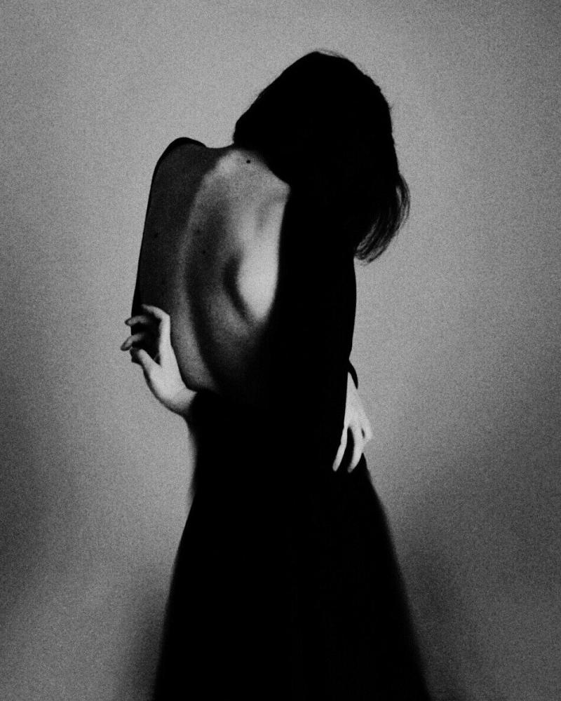 Силуэт девушки в платье со спины