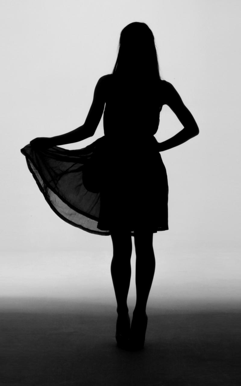 Силуэт женщины в платье