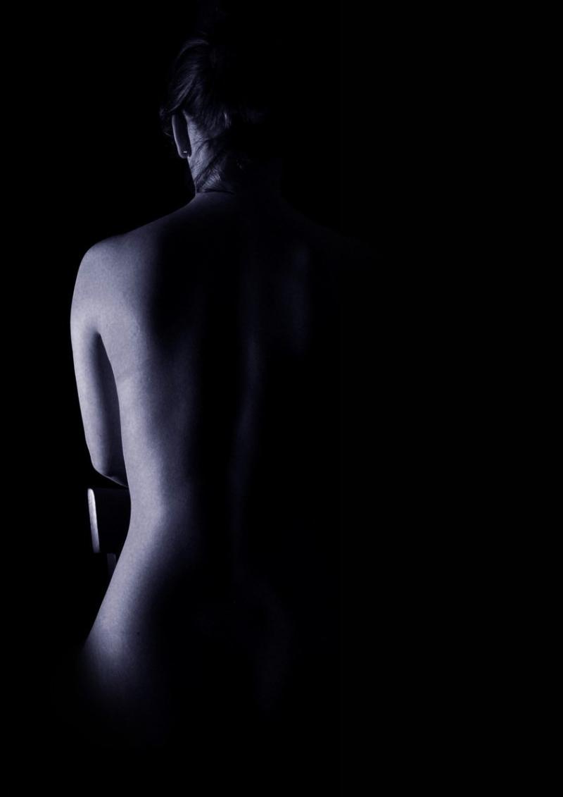 Силуэт женщины в темноте