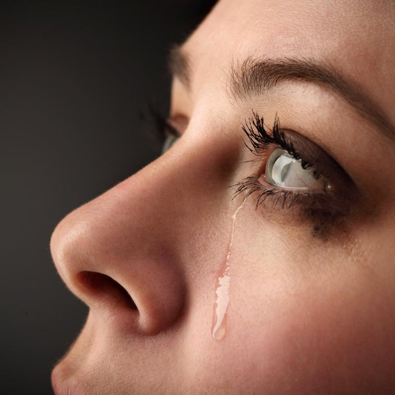 Слеза на щеке девушки