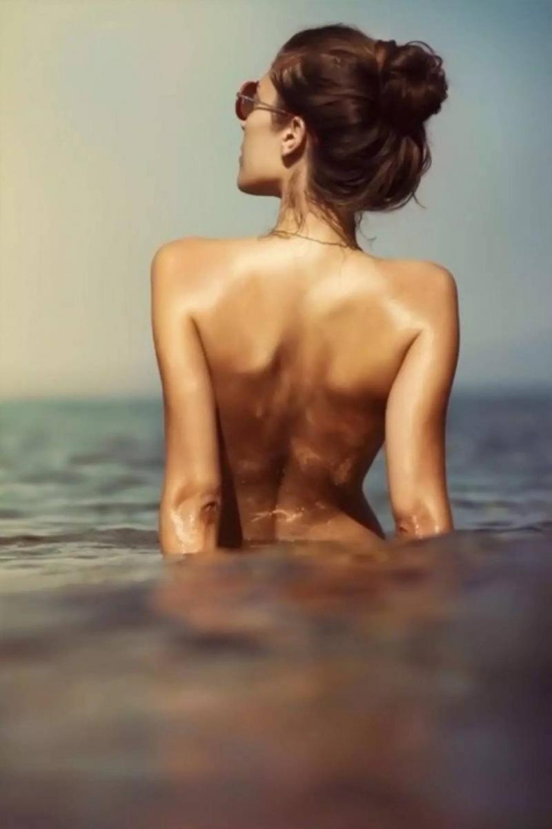 Снимок, на котором изображена девушка со спины.