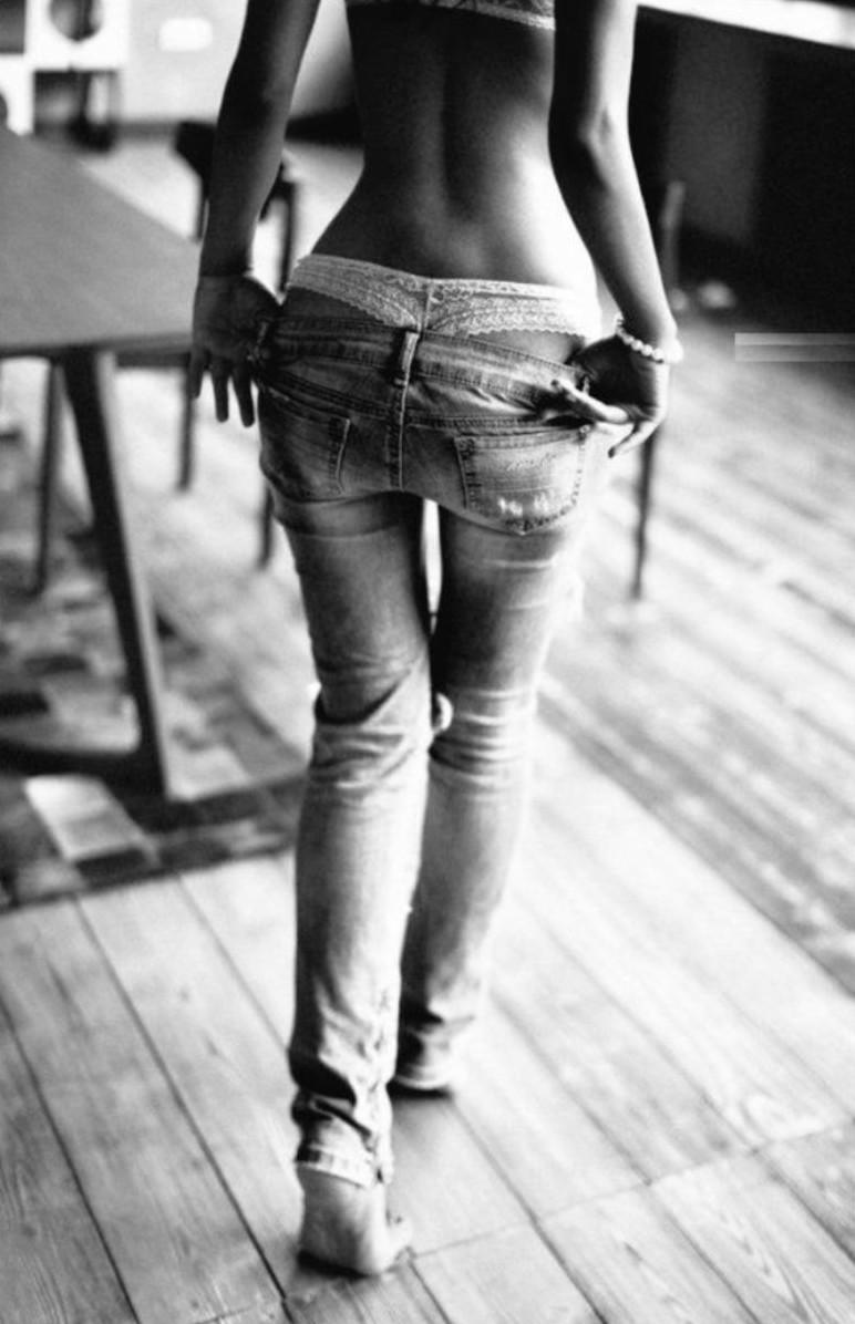 Стройные девушки в джинсах