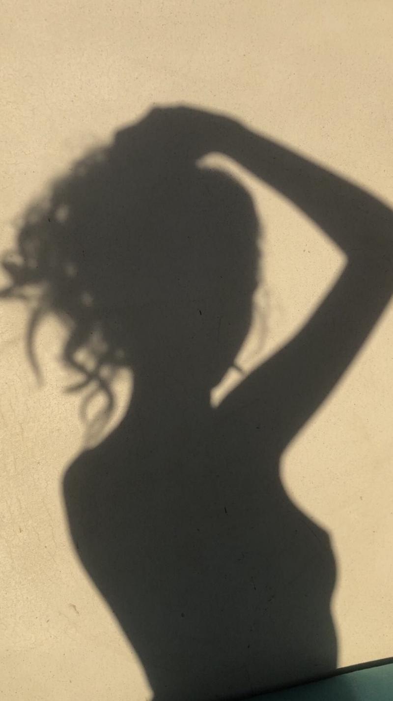 Тень девушки на стене