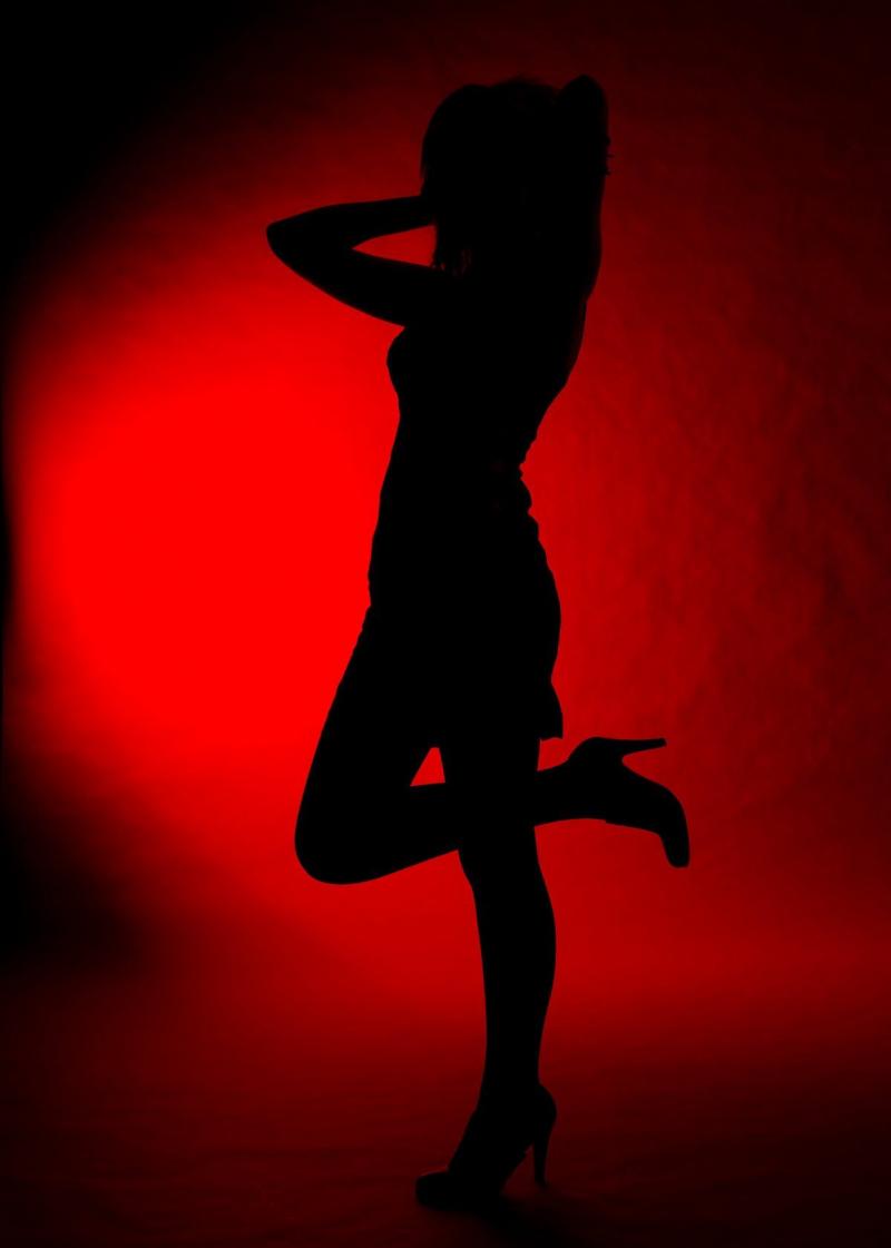 Тень девушки на стенке с рожками
