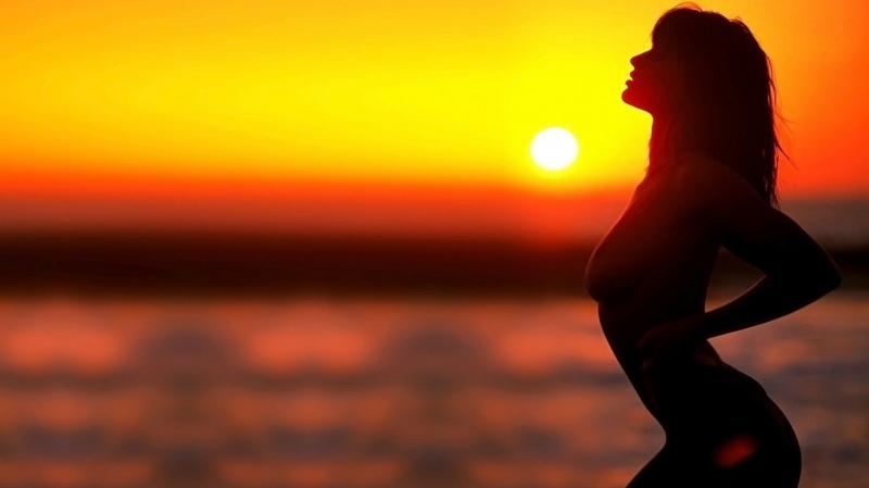 Тень девушки на закате