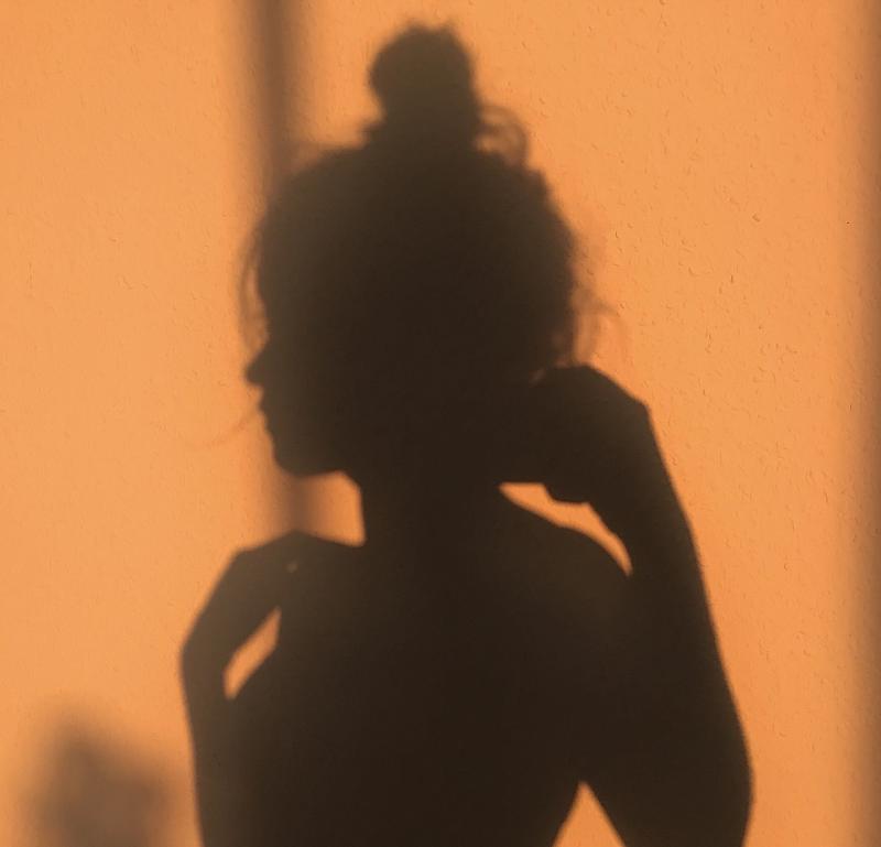 Тень девушки с короткими волосами