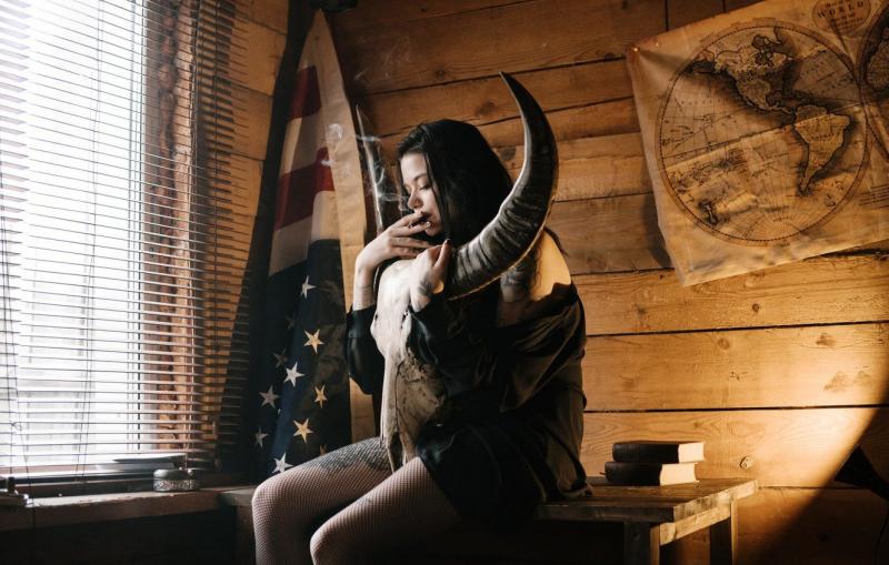 Тень девушки с рогами