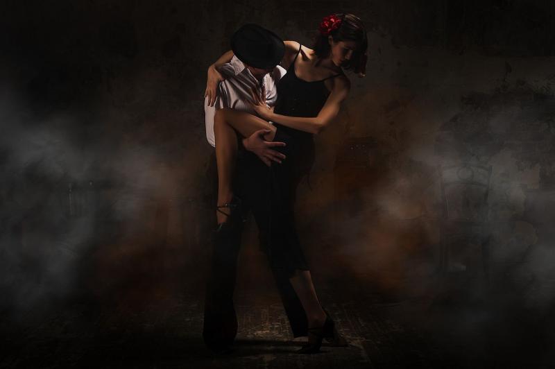 Тень парня и девушки