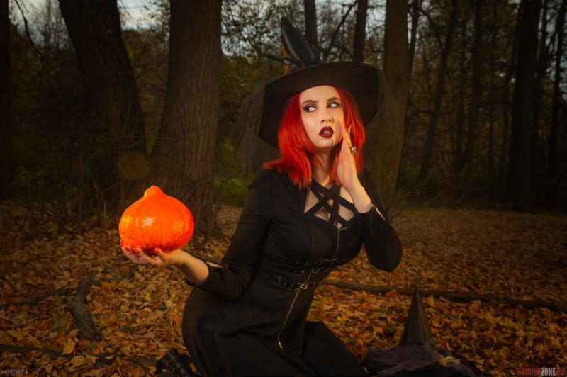 Ведьма с рыжими волосами и пышными формами