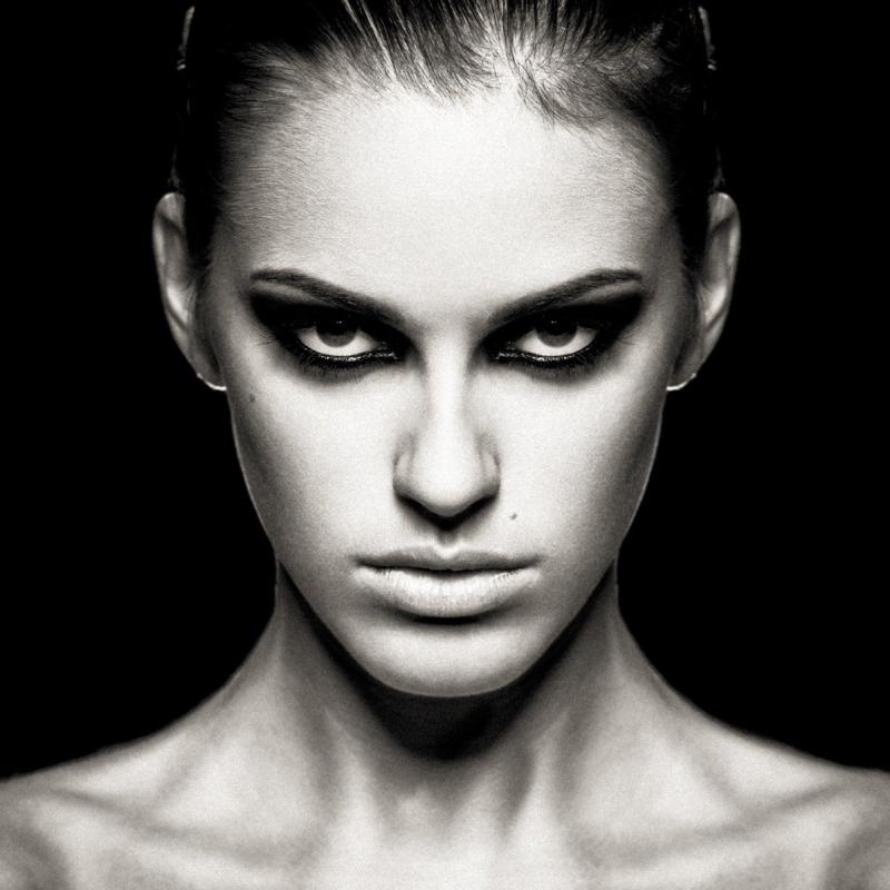 Взгляд исподлобья у девушек