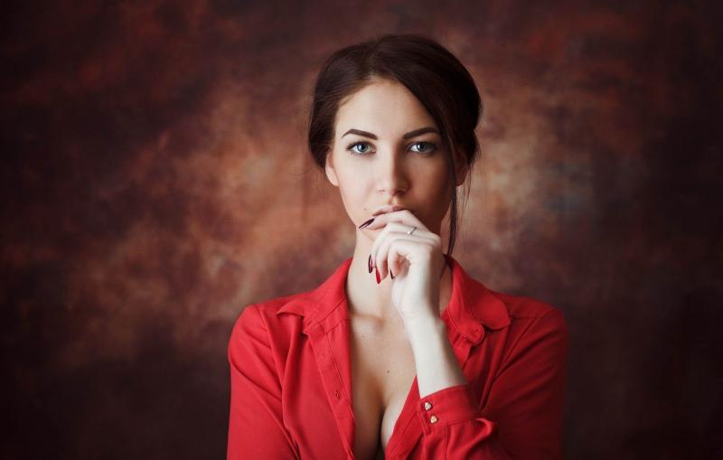 Задумчивое лицо девушки