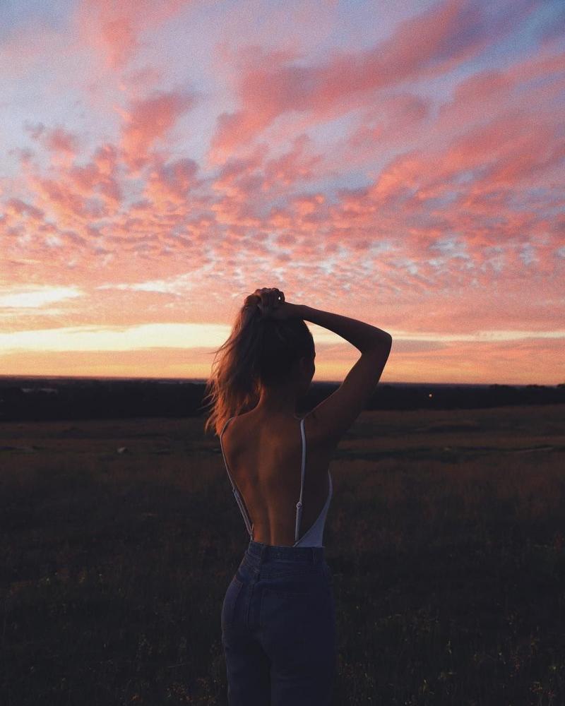 Закат с рукой девушки