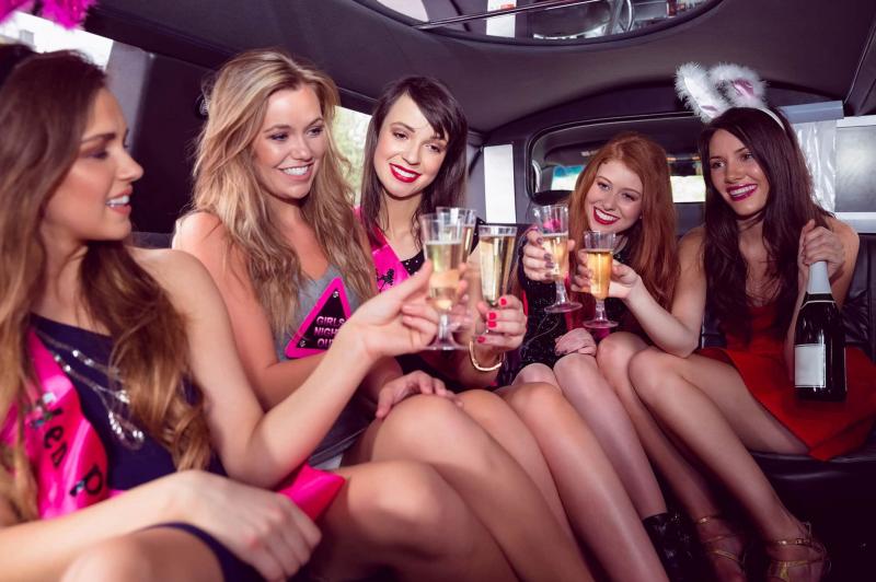 Женщины на вечеринке