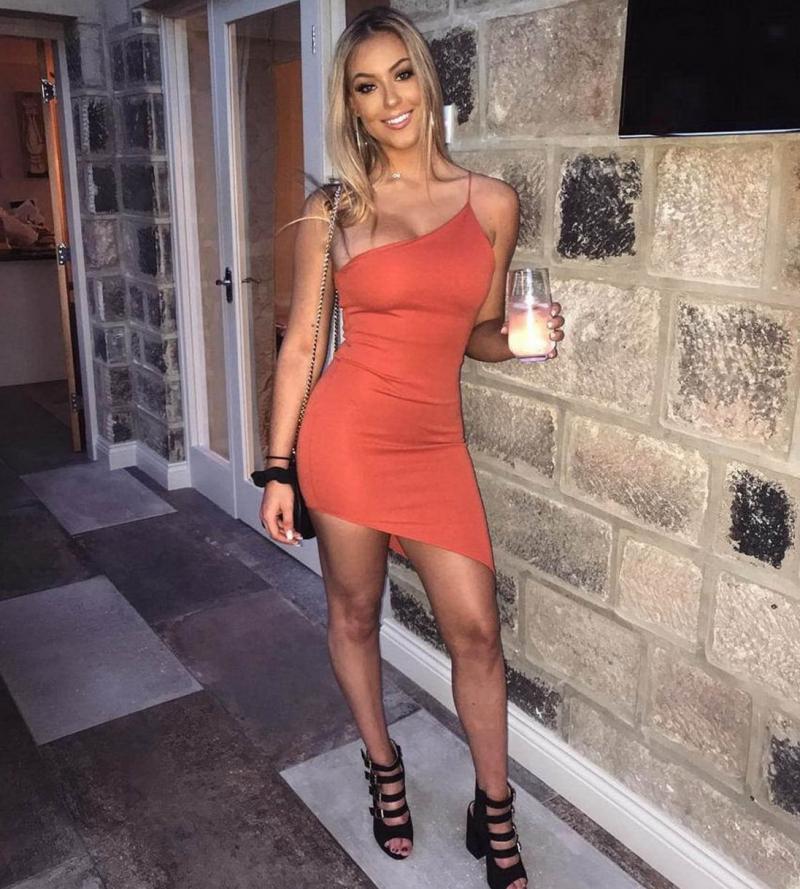 Женщины в облегающих платьях