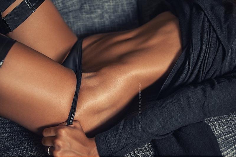 Женские ножки на мужчине