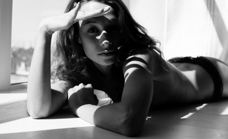 Женское лицо чёрно белое