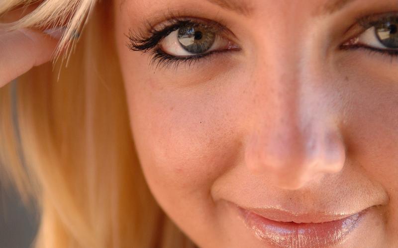 Женское лицо крупным планом