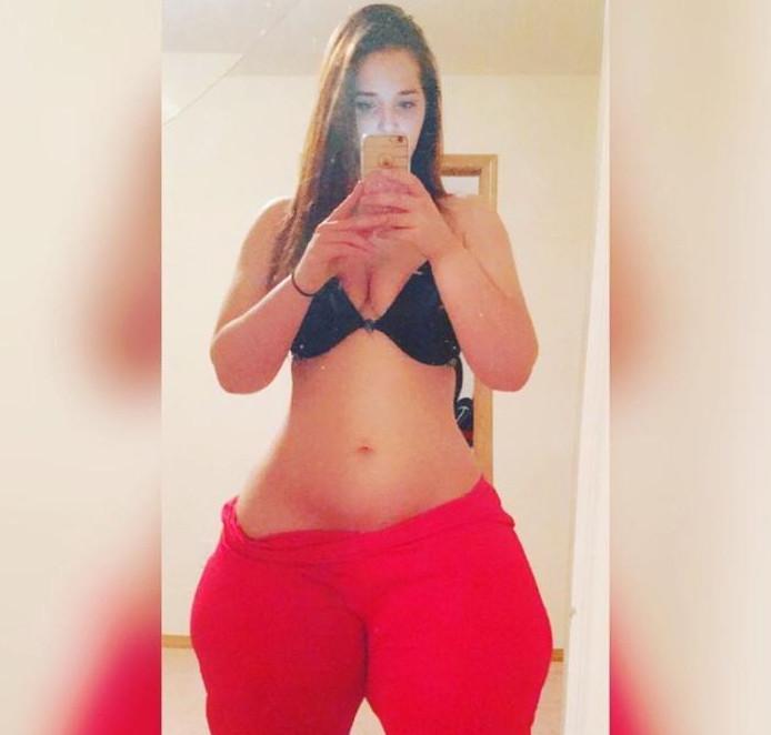 Фото: Девушка красотка со 180-сантиметровыми бедрами стала звездой соцсетей