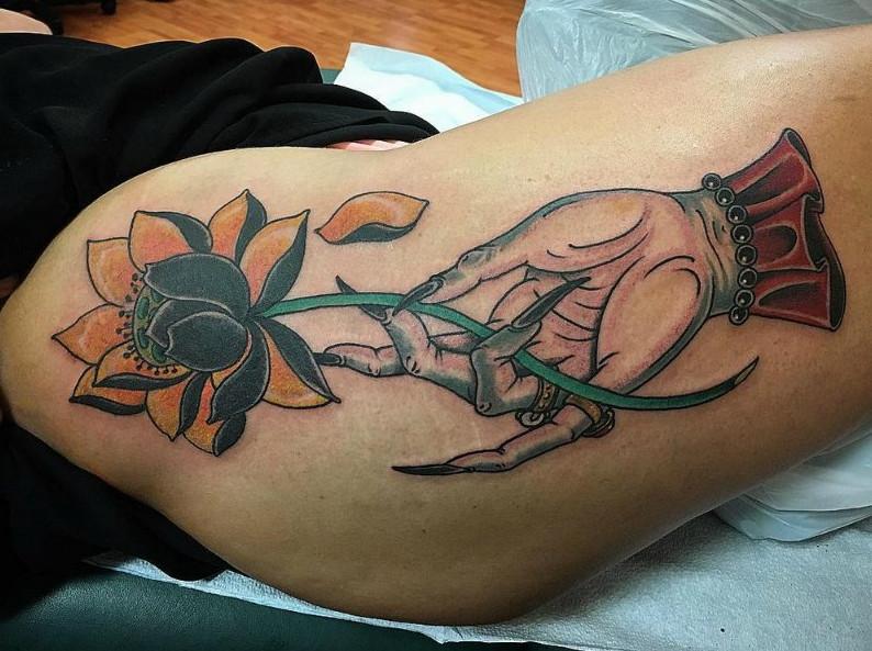 Фото: Девушки с татуировками на бедрах