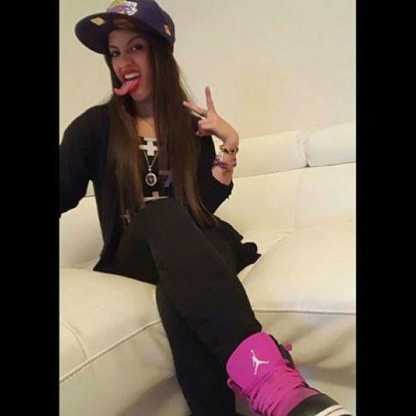 Фото: Молодая девица, способная облизать себе глаз