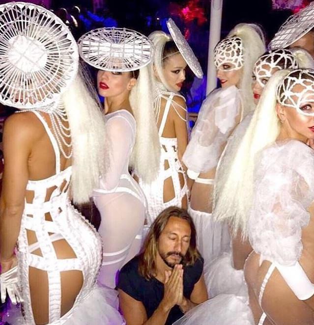 Фото: Везучий чувак среди женских попок