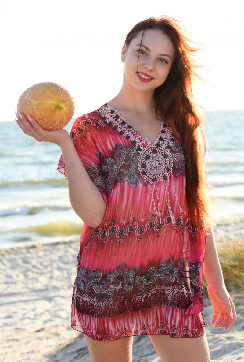 Соковита рижуха позує голяка на пляжі