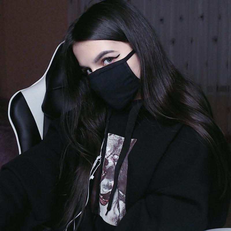 Бетперде киген әдемі қыз