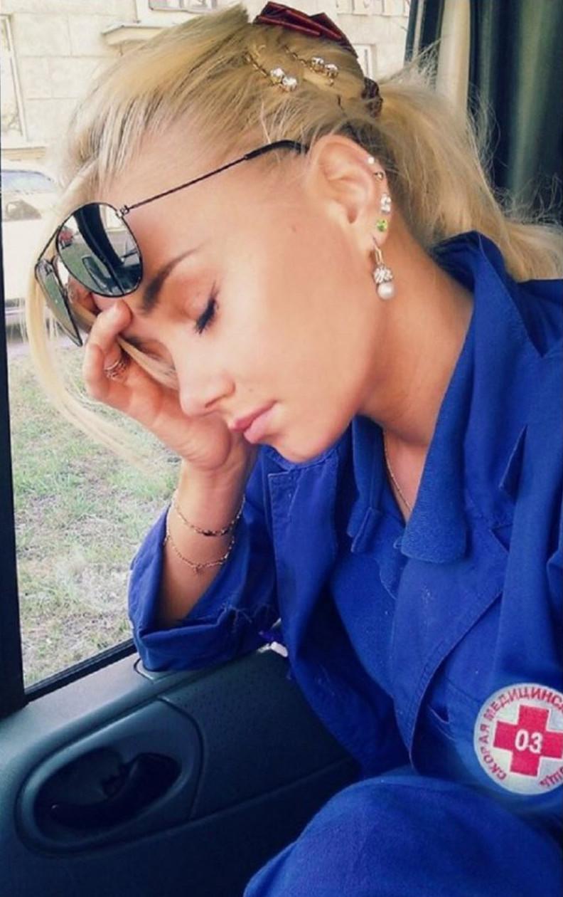 Әдемі қыздар дәрігерлер