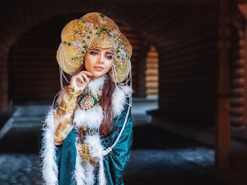 Кокошниктегі орыс сұлуы